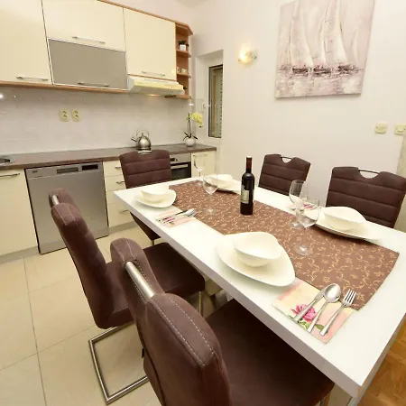 Apartmán Mornar-2 By Interhome Trogir